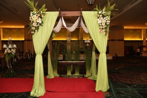 pergola kayu tradisional cantik dalam ballroom