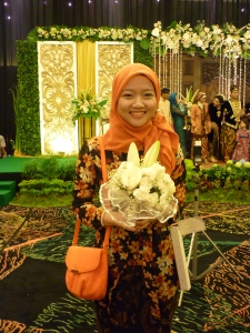 dea is the luckiest one who got the bride's bouquet!